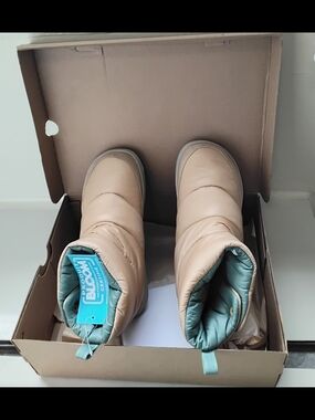 bloom Teal and Beige Puffer Boot Size 10
